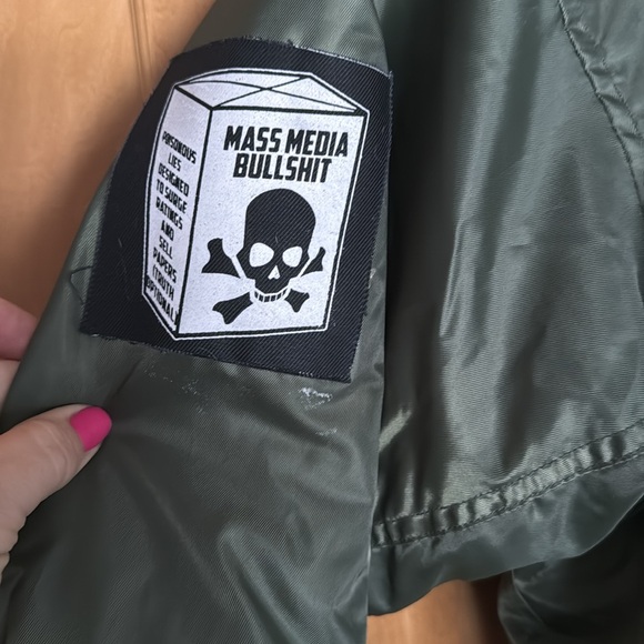 ✈️ Bomber Jacket punk rock patches worn once! Men’s medium women’s L to XL - Picture 6 of 15